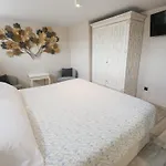Akla Con Jacuzzi Santillana 호텔