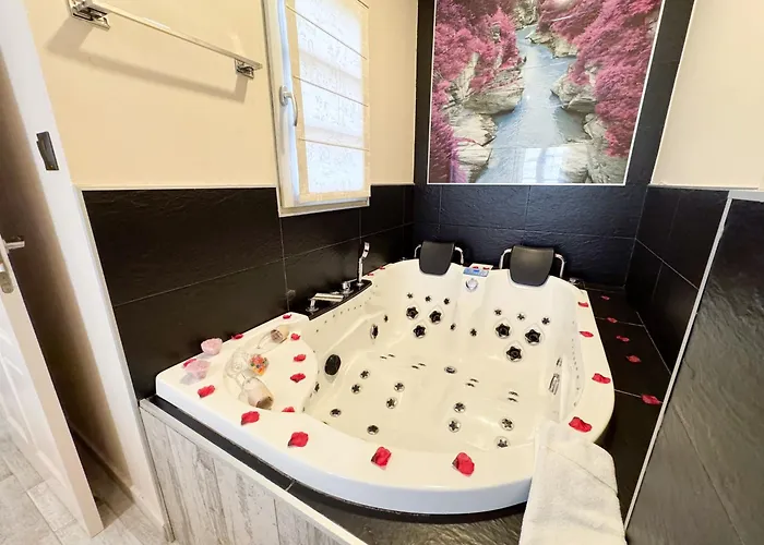 Akla Con Jacuzzi Santillana Отель Сантильяна-дель-Мар