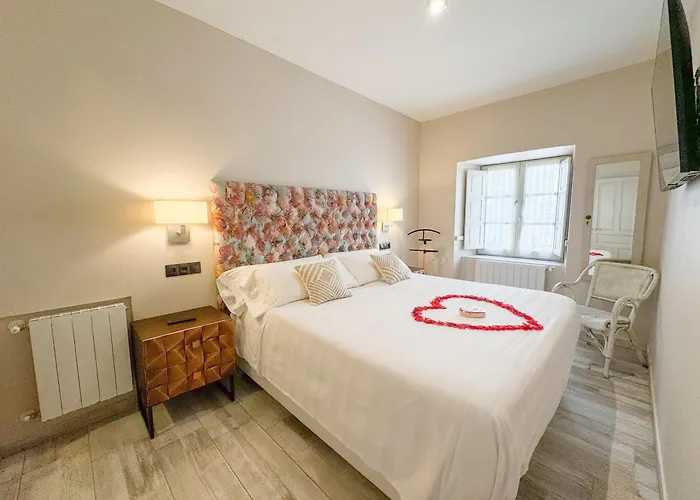 Akla Con Jacuzzi Santillana Отель 3*