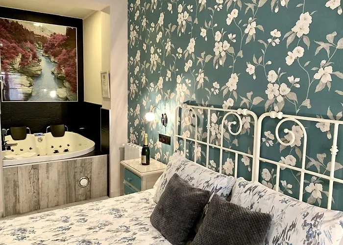 Akla Con Jacuzzi Santillana Отель Сантильяна-дель-Мар