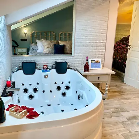 Akla Con Jacuzzi Santillana 桑提亚纳德玛