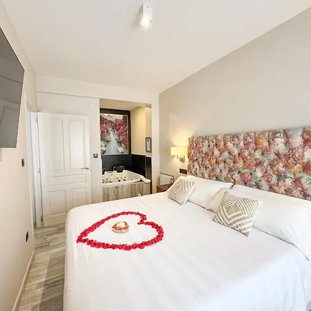 Akla Con Jacuzzi Santillana サンティリャーナ・デル・マル