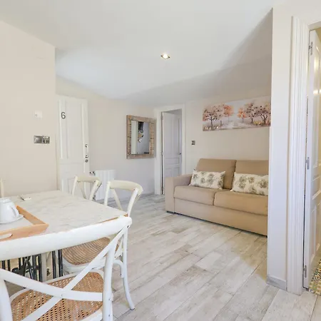 Akla Con Jacuzzi Santillana 酒店