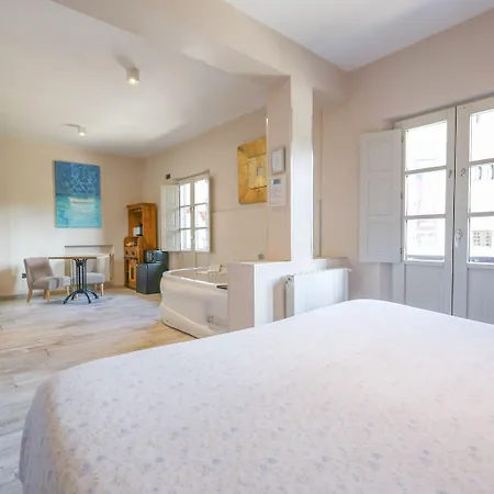 ホテル Akla Con Jacuzzi Santillana サンティリャーナ・デル・マル