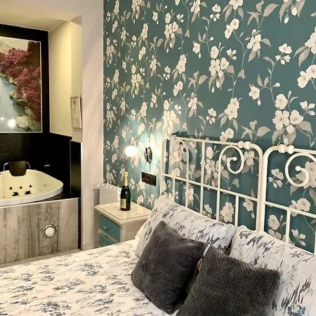 Akla Con Jacuzzi Santillana 酒店 桑提亚纳德玛