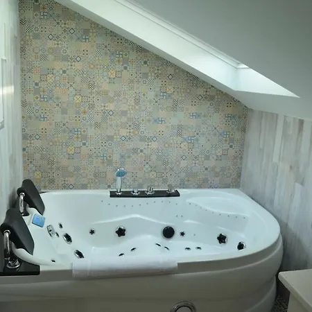 Akla Con Jacuzzi Santillana 3*