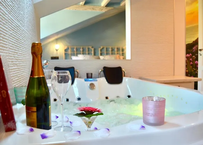 Akla Con Jacuzzi Santillana Hotel 3*