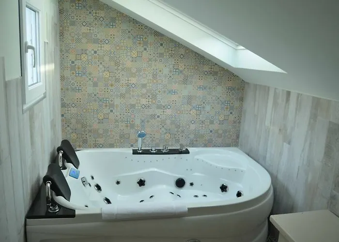 Akla Con Jacuzzi Santillana 3*